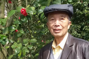 長篇小說獎：獲獎作品《破荒》作者：袁仁琮（侗族）         創(chuàng)作感言　　如何看待歷史，如何看待現(xiàn)實，是沒有現(xiàn)成答案的。需要站在一定高度，以人民的利益、國家和民族利益為出發(fā)點和歸宿，冷靜地思考，辨別是與非、高與低，作出判斷。我寫三卷本長篇小說《破荒》遇到的最大障礙，就是要從紛繁復雜的歷史和現(xiàn)實生活中找出一條路來。