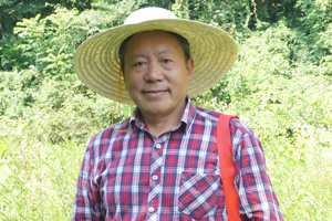 長篇小說獎：獲獎作品《白虎寨》作者：李傳鋒（土家族）         創(chuàng)作感言　　我采用現(xiàn)實主義手法，多角度聚焦貧困山村，近距離體察鮮活農(nóng)事，思考社會變革。我盡量使作品有著豐富的“三農(nóng)”信息，讓作品跳動著強勁的時代脈搏。我沒有過多地關(guān)注寫作的技術(shù)，而是將心血灌注于鮮活的物事。就像唱山歌一樣，激情一來，就高興地吼幾嗓子?！栋谆⒄肪褪俏覟橹袊鲐毷聵I(yè)獻唱的一首山歌。