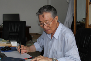 長篇小說獎：獲獎作品《信仰樹》作者：烏·寶音烏力吉（蒙古族）         創(chuàng)作感言　　在創(chuàng)作長篇小說《信仰樹》時，尊敬的扎老師當年的預言仍然鼓勵著我。我想，把預言、夢想變?yōu)楝F(xiàn)實時，需要勤奮、信念和不斷的學習。在文學創(chuàng)作方面，如果說蒙古族文化遺產(chǎn)和宗教信仰是栽培我的“信仰樹”的土壤的話，不斷地讀書學習是使它成活和成長的人為因素。