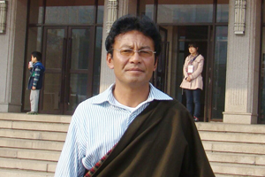 中短篇小說獎：獲獎作品《無雪冬日》作者：德本加（藏族）         創(chuàng)作感言　　文字是最豐富多彩又最復雜深奧的事物。我是一個被文字的養(yǎng)分滋潤過的人，因此對文字有很深的感情。經(jīng)歷了從盲目的人生到回頭探尋人生意義的漫長旅程，我深深體會到了文字無可比擬的力量和無與倫比的魅力?？梢哉f這一切是我進行小說創(chuàng)作最根本的動力。