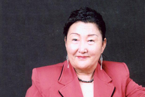 中短篇小說獎：獲獎作品《幸福的氣息》作者：努瑞拉·合孜汗（哈薩克族）         創(chuàng)作感言　　在網(wǎng)上看到自己獲得“駿馬獎”的消息時，我簡直不敢相信自己的眼睛。太好了！高興極了！這給予那些“靠關(guān)系獲獎”的說法一個狠狠的打擊。另外，我的作品主要書寫真人真事，主題還比較現(xiàn)代，但是有些人認為我的寫法太傳統(tǒng)、老舊了?，F(xiàn)在看來，不是我想象的那樣，我就更加激動了。