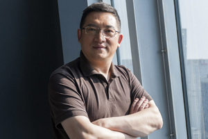 報告文學獎：獲獎作品《方大曾：消失與重現(xiàn)》作者：馮雪松（回族）         創(chuàng)作感言　　寫作《方大曾：消失與重現(xiàn)》的過程，是我作為一名新聞人，職業(yè)理想不斷升華的過程。我始終相信，不用內(nèi)心去感知，鏡頭是虛浮的，不用雙腳去丈量，解說詞是沒有溫度的，真正的紀錄者應該追求嚴謹和真實，而不是炫技和討好。