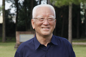 報告文學獎：獲獎作品《這里是紅軍走過的地方》作者：降邊嘉措（藏族）         創(chuàng)作感言　　長征也是文藝創(chuàng)作取之不盡、用之不竭的豐富源泉。早在10多年前，在親身參加過長征的老紅軍的鼓勵和指導下，我開始撰寫反映長征的長篇紀實文學《這里是紅軍走過的地方》。該書后來得到作協(xié)的支持，被列為中國作協(xié)的重點扶持作品。作品于2013年由作家出版社出版……