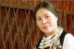 報告文學獎：獲獎作品《逐夢》作者：龍寧英（苗族）         創(chuàng)作感言　　通過創(chuàng)作《逐夢》，我的靈魂受到了洗禮，精神得到了幫扶。作為生活在基層的少數(shù)民族作家，我意識到，自己要走出自我的天地，融入時代發(fā)展的大潮中去，學習那些博大精深的民族民間文化，傾聽普通百姓的心聲，不斷創(chuàng)作出講好老百姓故事的作品來。