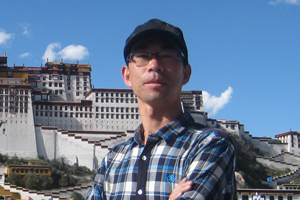 詩歌獎：獲獎作品《茶馬古道記》作者：何永飛（白族）         創(chuàng)作感言　　創(chuàng)作《茶馬古道記》，我就是想以趕馬哥的姿態(tài)，把古道上的詩意、濃情、感動、美妙、圣潔等馱在文字的騾馬之背上，然后翻過俗念之山、跨過惡行之水，去修復破損的人心和世道。我想，稍微停頓修整一下，我又得趕著我敬畏的文字，繼續(xù)翻山越嶺，向夢想的春天進發(fā)。