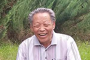 詩歌獎：獲獎作品《崔龍官詩選集》作者：崔龍官（朝鮮族）         創(chuàng)作感言　　在這本詩選集中，可以說是以“虛”與“靜”為思想底色的，其核心技巧則應該說是意象的創(chuàng)造。思想、經(jīng)驗、技巧，如一條條縱橫交錯的絲線，共同織成了一段綢布。我進行詩歌創(chuàng)作時，在語言功能的發(fā)揮上格外下了點功夫。至于這一段綢布的質(zhì)量究竟如何，我心里還沒譜。 