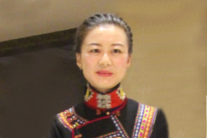 詩歌獎：獲獎作品《好時光》作者：魯娟（彝族）         創(chuàng)作感言　　從故鄉(xiāng)的起點出發(fā)，怎樣去尋找一種最適合表達自己的方式，這是我一直要摸索探尋的路?？娝古裾业搅宋?，詩歌這雙看不見的翅膀，帶領我從平凡、瑣碎、黯淡的日常生活中提升，擦亮被灰塵蒙敝已久、無處不在的詩意，教會我從黯淡的生活中提煉出一束束閃閃發(fā)光的金薔薇。