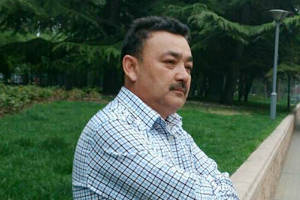 詩歌獎：獲獎作品《云彩天花》作者：依力哈爾江·沙迪克（維吾爾族）         創(chuàng)作感言　　我始終認為“世界就是詩歌，詩歌就是世界”，并對此堅信不疑。這種不改初衷、一如既往的堅持，使我在詩歌創(chuàng)作上有所收獲；永遠如激情燃燒的青春之火，照亮我不斷前進；孩提時的那份純真的感情、那份激情始終占據(jù)著我的內(nèi)心、我的靈魂。