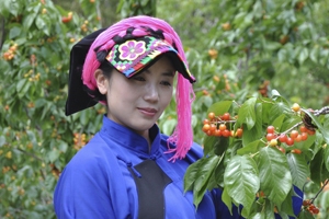 散文獎：獲獎作品《凹村》作者：雍措（藏族）         創(chuàng)作感言　　花幾年的時間書寫《凹村》，寫我熟悉的故鄉(xiāng)，其實我是站在凹村之中，或凹村之外?！栋即濉肥莻€概念性的村落，甚至沒有邊界，沒有語言的隔閡。“凹村”不僅是一個地理名詞，它更是存在于我的精神世界，是我永遠渴望達到的一個精神高度。