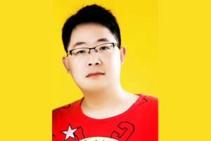 散文獎：獲獎作品《露水碩大》作者：楊犁民（苗族）         創(chuàng)作感言　　就我個人而言，精神家園永遠只是個草案，像修房子一樣立了幾根木棒，上了幾根大梁——它永遠不會有建成的一天。但是它又永遠沒有停下來的一天。就像我無數(shù)次看過的螞蟻，辛勤奔勞絕不是為一粒食物那么簡單，一定有另一種不為人知的價值和意義。人在有自己的世俗生活的同時，還應該有自己的精神生活。