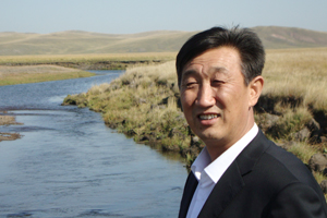 散文獎：獲獎作品《蒙古密碼》作者：特·官布扎布（蒙古族）         創(chuàng)作感言　　經(jīng)過與遠去的古老往事反復對話，經(jīng)過對錯綜復雜的歷史腳印進行反復的辨識，經(jīng)過對千古英雄們遠去背影的反復打量，我終于發(fā)現(xiàn)了一個存在于世界東方的古老生存圈，發(fā)現(xiàn)了讓遠古勇士們拼殺不止的事由原委，發(fā)現(xiàn)了人們圍繞生存資源進行追逐的目的所在，發(fā)現(xiàn)了偉大祖國一體統(tǒng)一而不可分割的歷史鐵證……