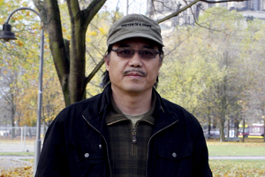 散文獎：獲獎作品《新疆時間》作者：黃毅（壯族）         創(chuàng)作感言　　新疆給了我一切，她讓我有了結(jié)實的肉體和健全的精神，而我能做的只是用我的一支禿筆來書寫她，她給予我的是那么多，而我做的卻是那么微不足道，窮盡畢生寫新疆是我的責任亦是我的大幸。