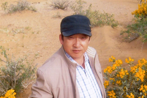 翻譯獎：蒙古文譯漢文作者：馬英（蒙古族）         創(chuàng)作感言　　文學翻譯的要理在于“信、達、雅”，詩歌也好，小說也好，都遵循這個原則。我的文學翻譯實踐也是基本按著這個軌跡進行的。從蒙古文譯成漢語的時候，最難的是民俗民風、宗教文化、游牧生活的內(nèi)容以及與之相對應的詞匯。要知道，蒙古語中的許多詞匯，在漢語詞典里是找不到的，蒙漢詞典里也找不到……