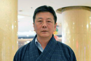 翻譯獎：藏文譯漢文作者：久美多杰（藏族）         創(chuàng)作感言　　民族文學的翻譯是民族間的文化交流，它起著溝通各族人民思想感情的橋梁與紐帶作用，對于促進各民族之間互相理解、相互尊重，增進團結(jié)友誼、構(gòu)建和諧社會具有重要的意義。感謝中國作家協(xié)會，獎勵了我一匹駿馬，鼓勵我繼續(xù)做好文學翻譯工作。我會珍惜這份榮譽。