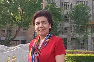 翻譯獎：維吾爾文譯漢文作者：姑麗娜爾·吾甫力（維吾爾族）         創(chuàng)作感言　　正因為這部作品在當代維吾爾文學創(chuàng)作中的重要地位、突出的社會現(xiàn)實意義，以及作者豐富的歷史文化知識和嫻熟的創(chuàng)作技巧、高尚的人格魅力，都吸引我閱讀、思考，進而產(chǎn)生了想把作品翻譯成漢語，讓更廣大的各民族讀者能通過漢語了解這部作品，了解維吾爾族歷史文化……