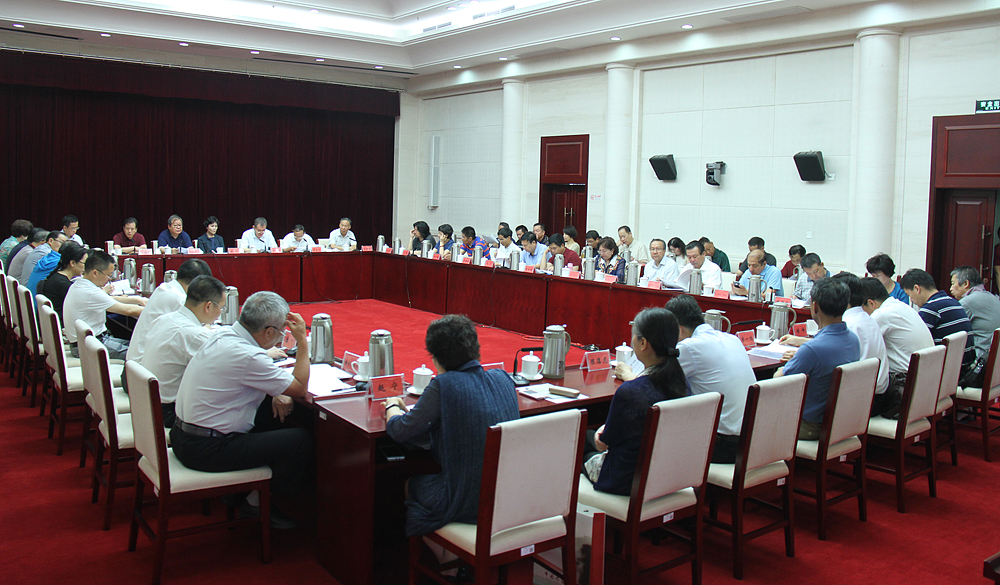 7月21日，第十一屆全國少數(shù)民族文學創(chuàng)作“駿馬獎”評獎委員會第一次全體會現(xiàn)場