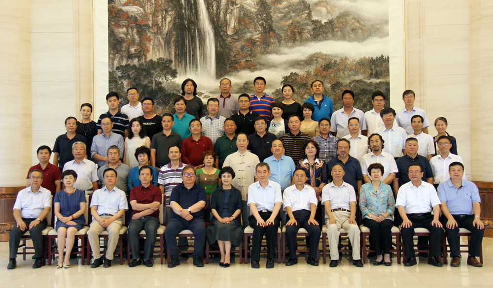 7月21日，第十一屆全國少數(shù)民族文學創(chuàng)作“駿馬獎”評委會全體評委合影