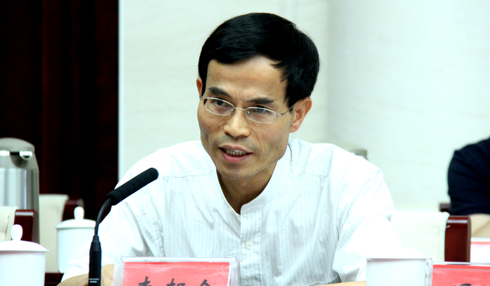 中國作協(xié)創(chuàng)研部副主任、駿馬獎評獎辦公室副主任李朝全作關(guān)于參評作品和譯者申報及公示情況的說明