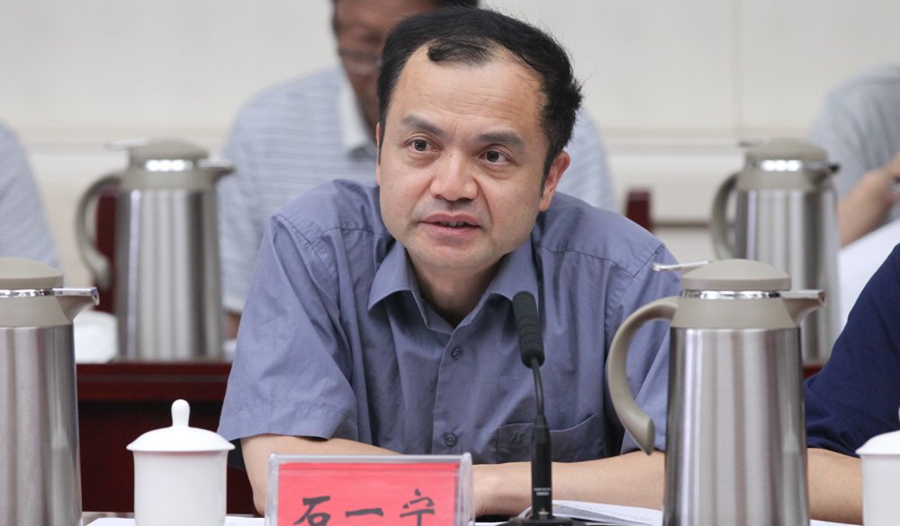 8月2日，評委石一寧在終評會上介紹小組討論情況