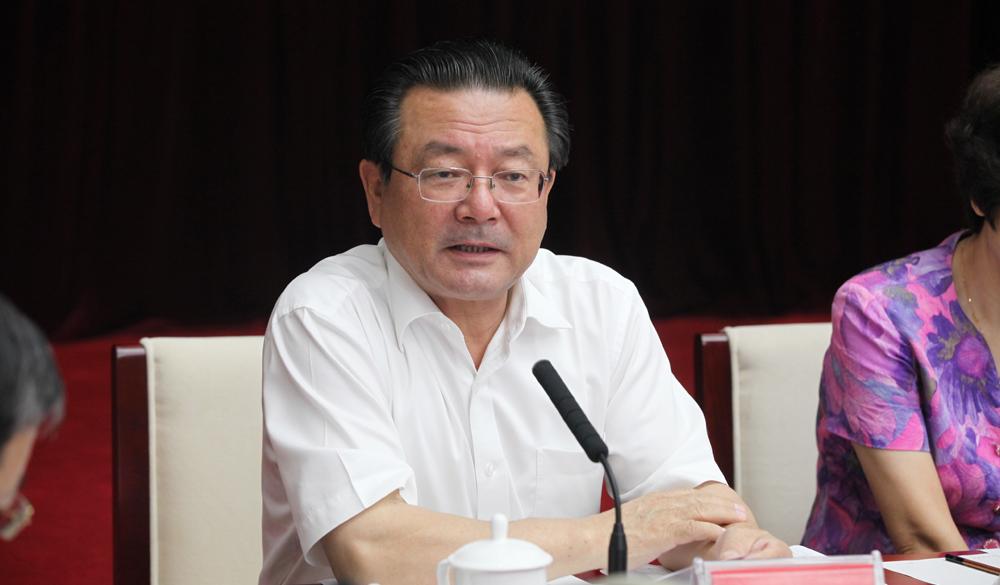 8月2日，評委艾克拜爾·米吉提在終評會上介紹小組討論情況