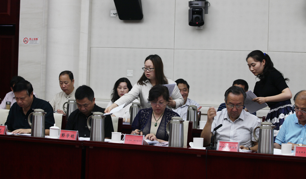 8月2日，第十一屆全國少數(shù)民族文學創(chuàng)作“駿馬獎”終評會工作人員分發(fā)選票