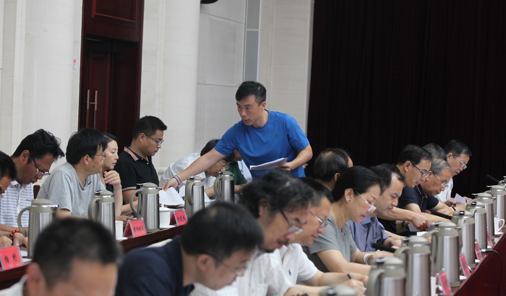 8月2日，第十一屆全國少數(shù)民族文學創(chuàng)作“駿馬獎”終評會工作人員分發(fā)選票