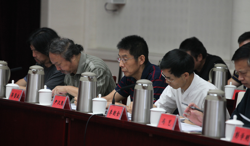 8月2日，第十一屆全國少數(shù)民族文學創(chuàng)作“駿馬獎”終評會評委畫票