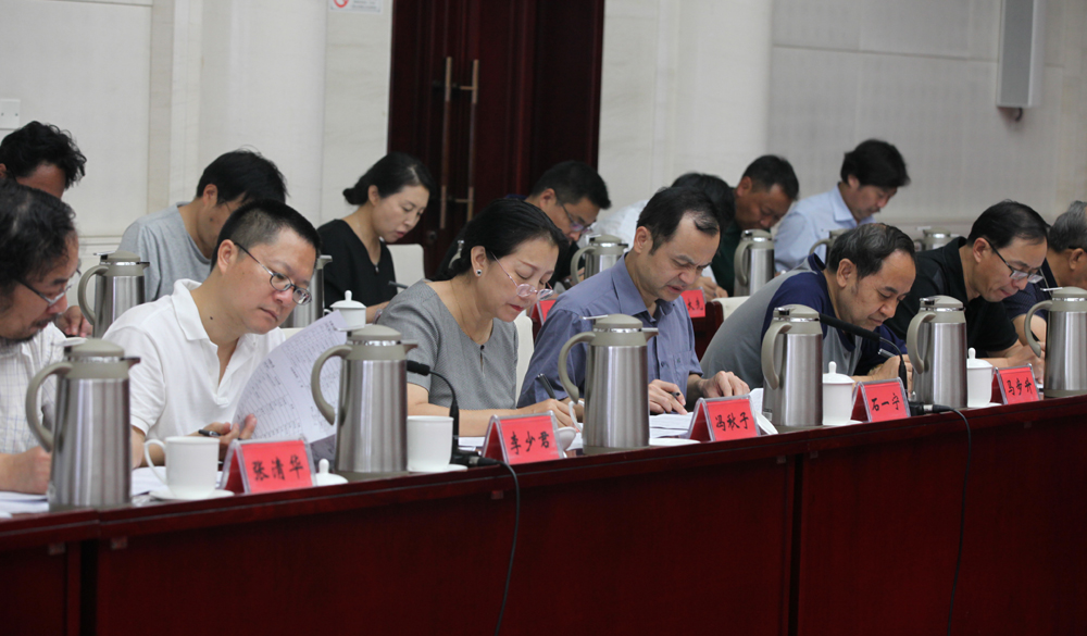 8月2日，第十一屆全國少數(shù)民族文學創(chuàng)作“駿馬獎”終評會評委畫票