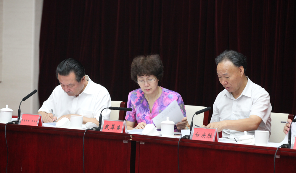 8月2日，第十一屆全國少數(shù)民族文學創(chuàng)作“駿馬獎”終評會評委畫票