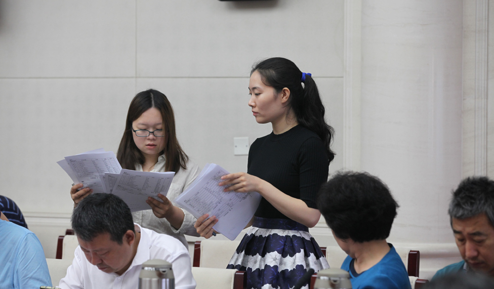 8月2日，第十一屆全國少數(shù)民族文學創(chuàng)作“駿馬獎”終評會工作人員收回評委投票