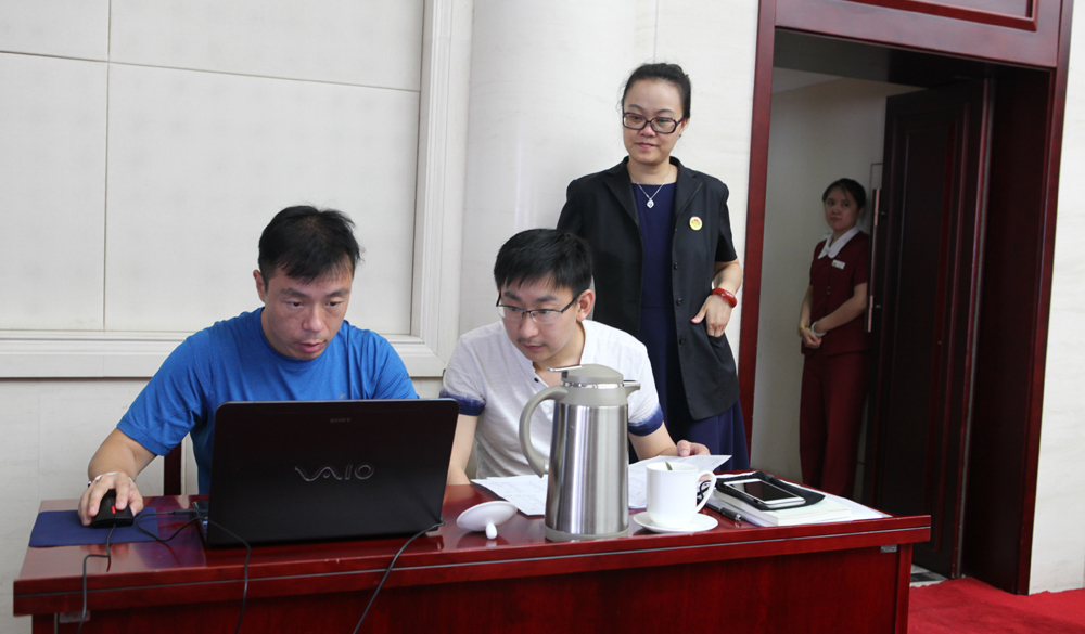 8月2日，工作人員統(tǒng)計評委畫票情況