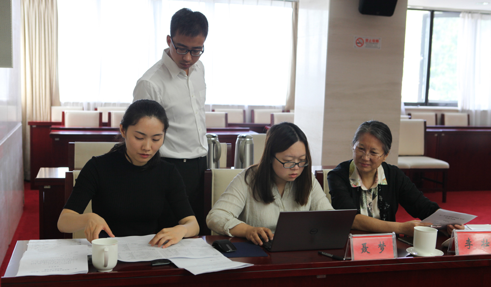 8月2日，工作人員統(tǒng)計評委畫票情況