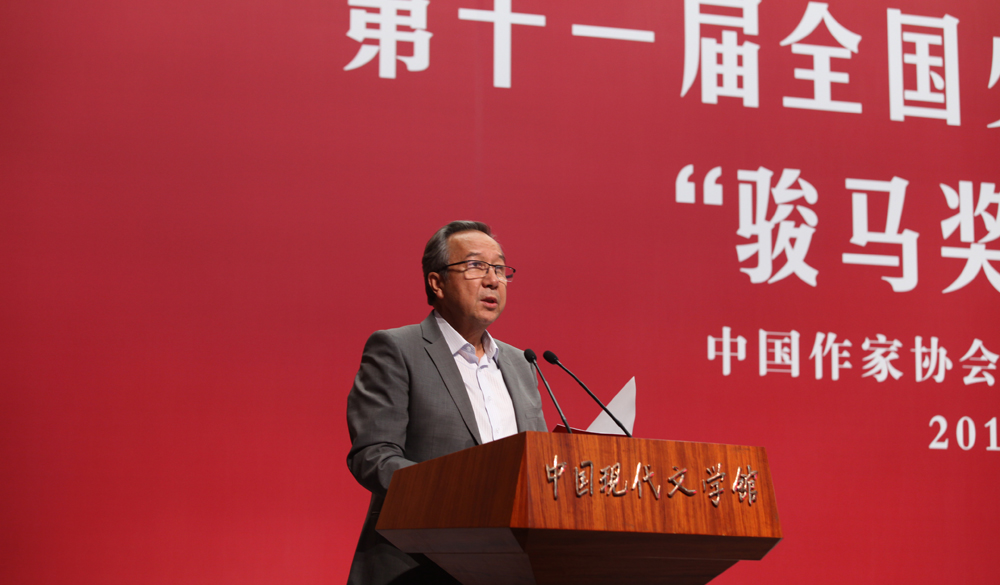 評委阿扎提·蘇里坦宣讀翻譯獎授獎辭