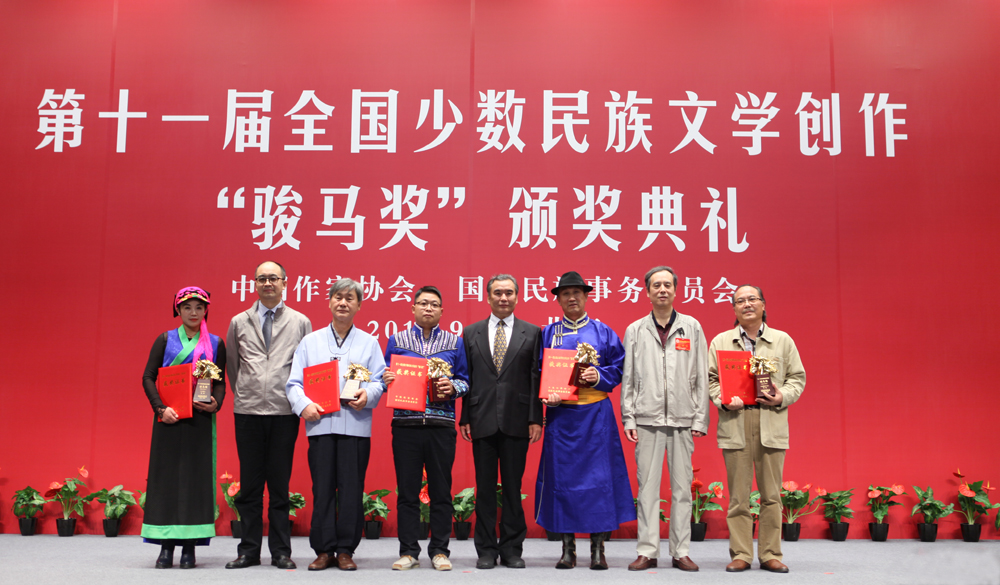 李冰、廖奔、吳義勤為散文獎獲獎者頒獎