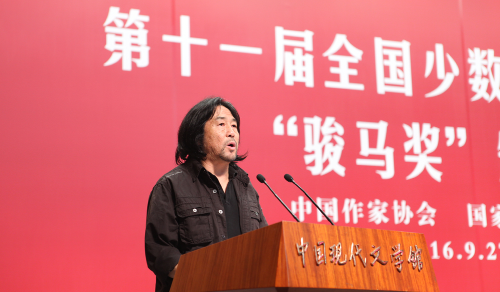 評委扎西達娃宣讀中短篇小說獎授獎詞