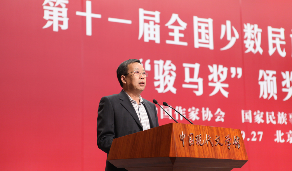 評委胡平宣讀長篇小說獎授獎詞