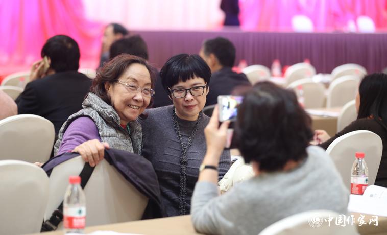 11月29日，與會者會場拍照留念