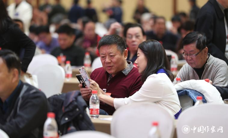 11月29日，與會者會場交流