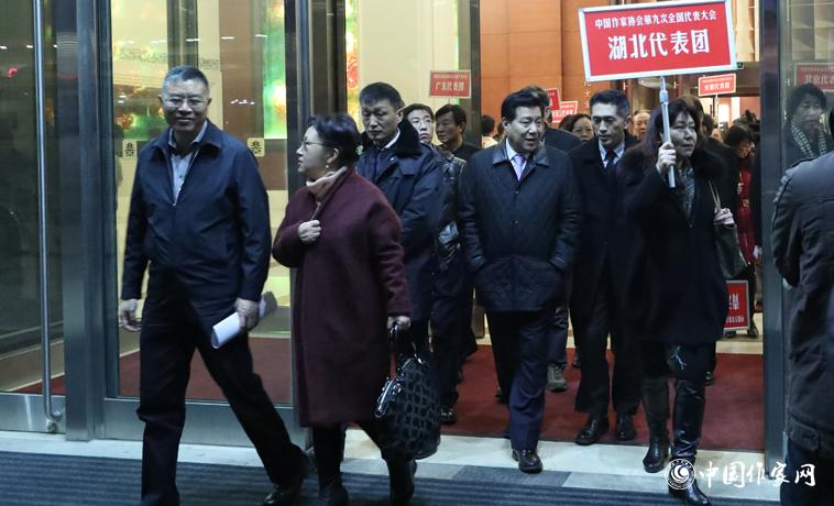 11月29日，與會者走出會場