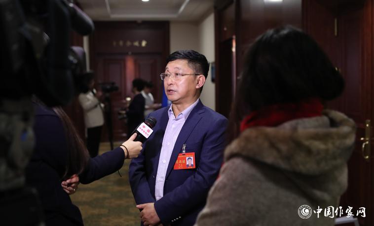 11月30日下午，阿來接受媒體參訪。