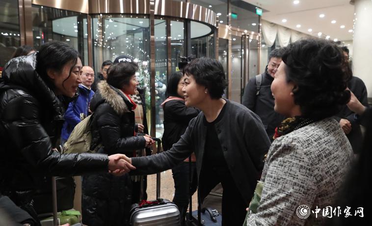 11月28日，中國作協(xié)主席鐵凝、副主席何建明迎接上海代表團。