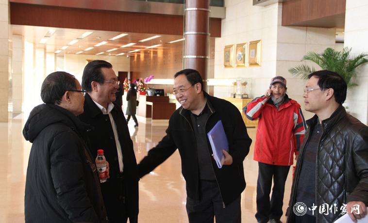 11月28日，中國作協(xié)第九次全國代表大會與會代表在報到時交談。