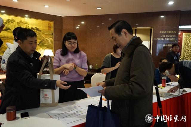 11月28日，中國作協(xié)第九次全國代表大會與會代表報到。