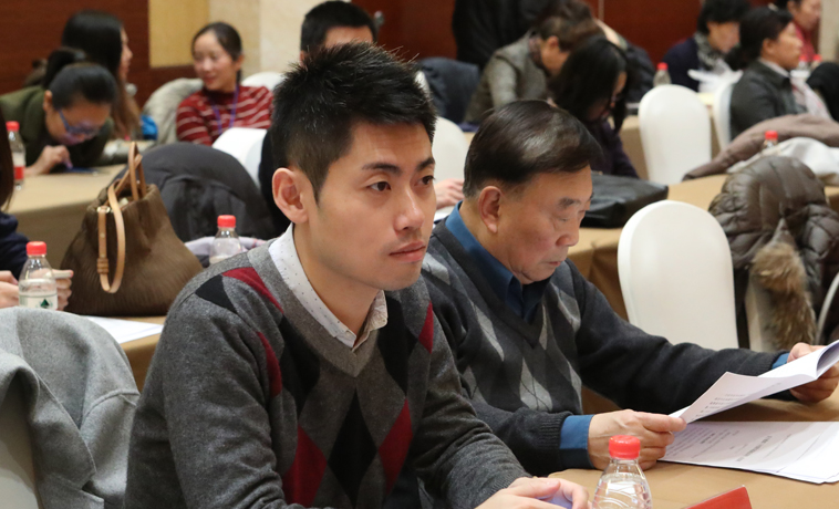 12月1日，港澳臺代表聽取報告。