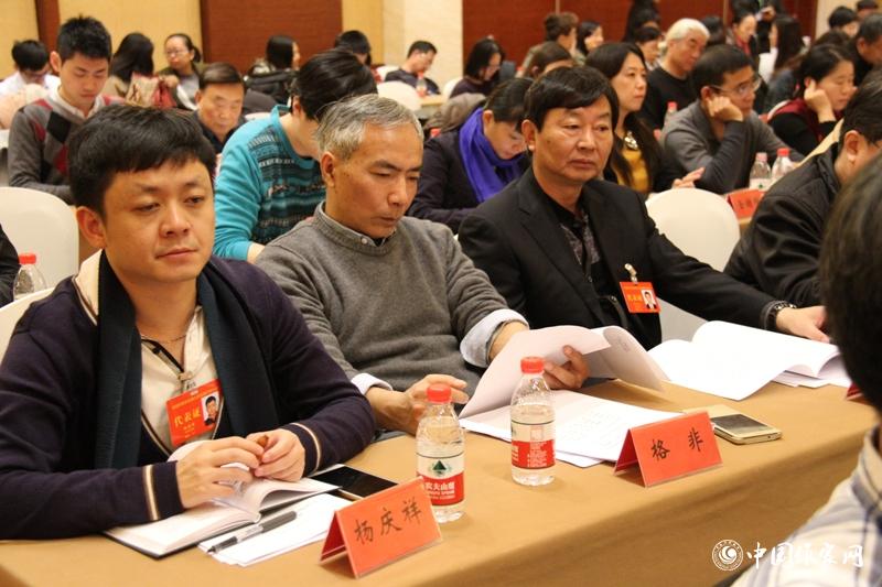 12月1日，第二次全體會召開，與會代表聽取報告。