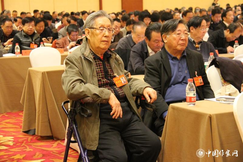 12月1日，第二次全體會上，代表們認真聽工作報告