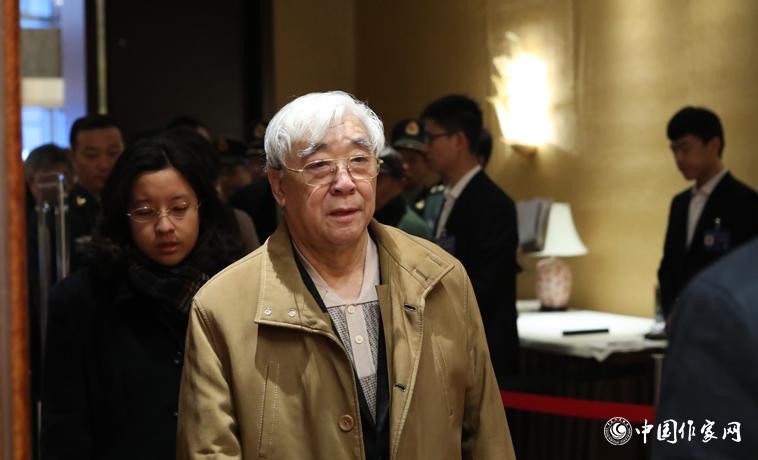 12月1日，與會代表蘇叔陽走進會場。