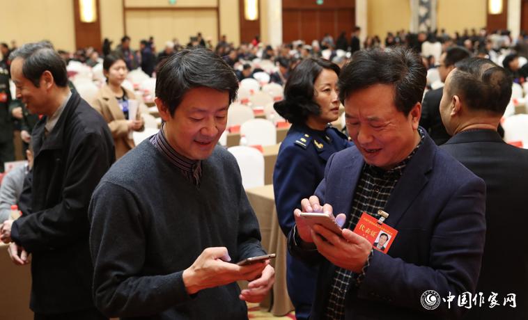 12月1日，第二次全體會議開始前，與會代表陳眾議與代表交談。