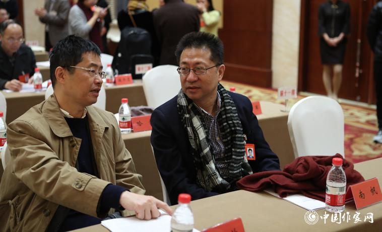 12月1日，第二次全體會議開始前，與會代表南帆、洪放交談。