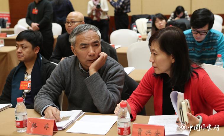 12月1日，第二次全體會議開始前，與會代表交談。